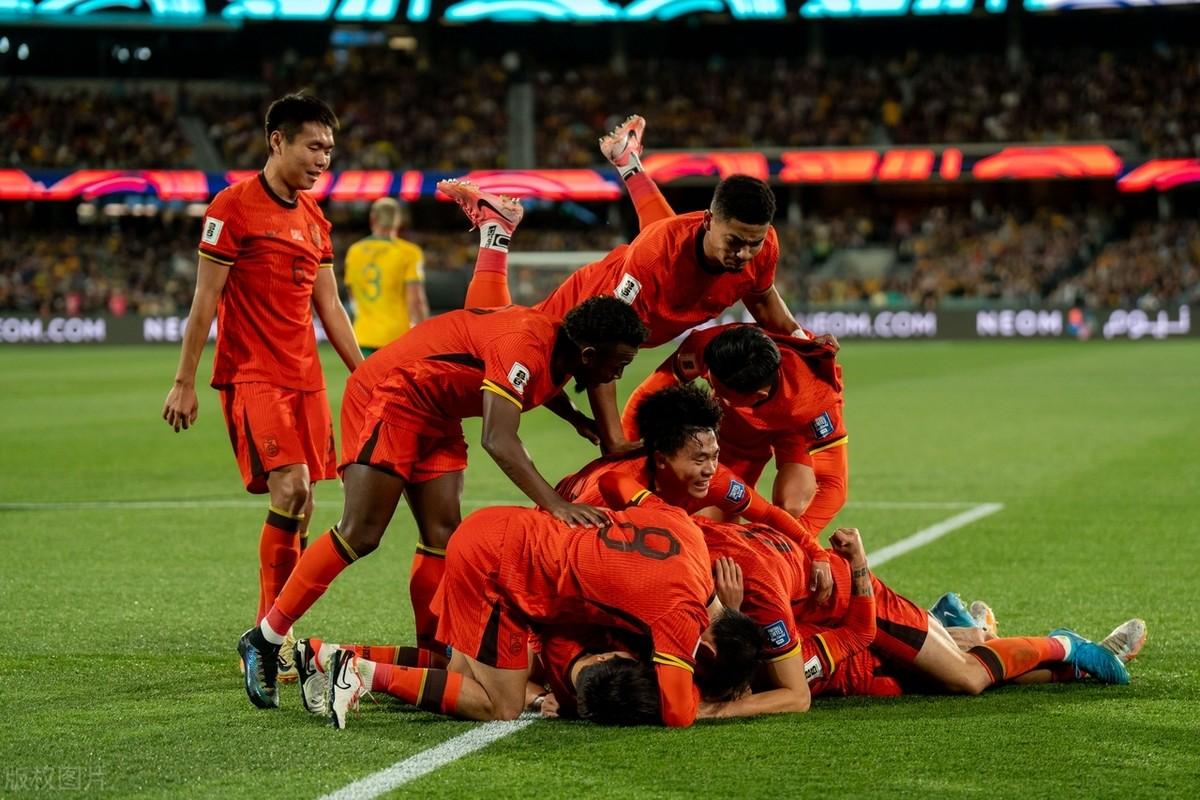 澳亚国际app-足球场上的对决焦点，双方实力强劲